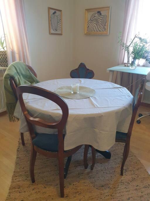 Centrala Stan- 2-Rums Gaestsvit, Perfekt Foer Kollegor Som Oenskar Separata Rum Umeå Exterior foto